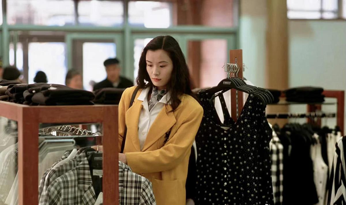 高清老照片：旗人格格大腿岔开豪放洗衣，地主三妻四妾不输女明星