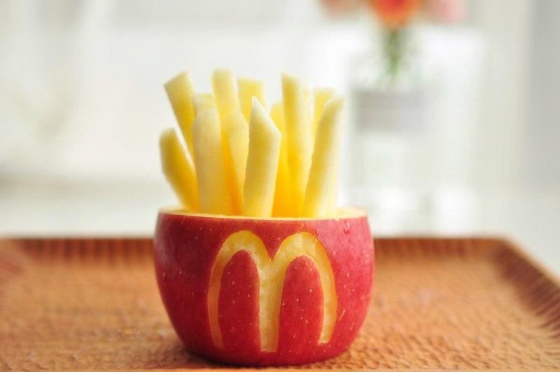 用苹果给女儿做汉堡薯条,给女儿做的薯条苹果汉堡