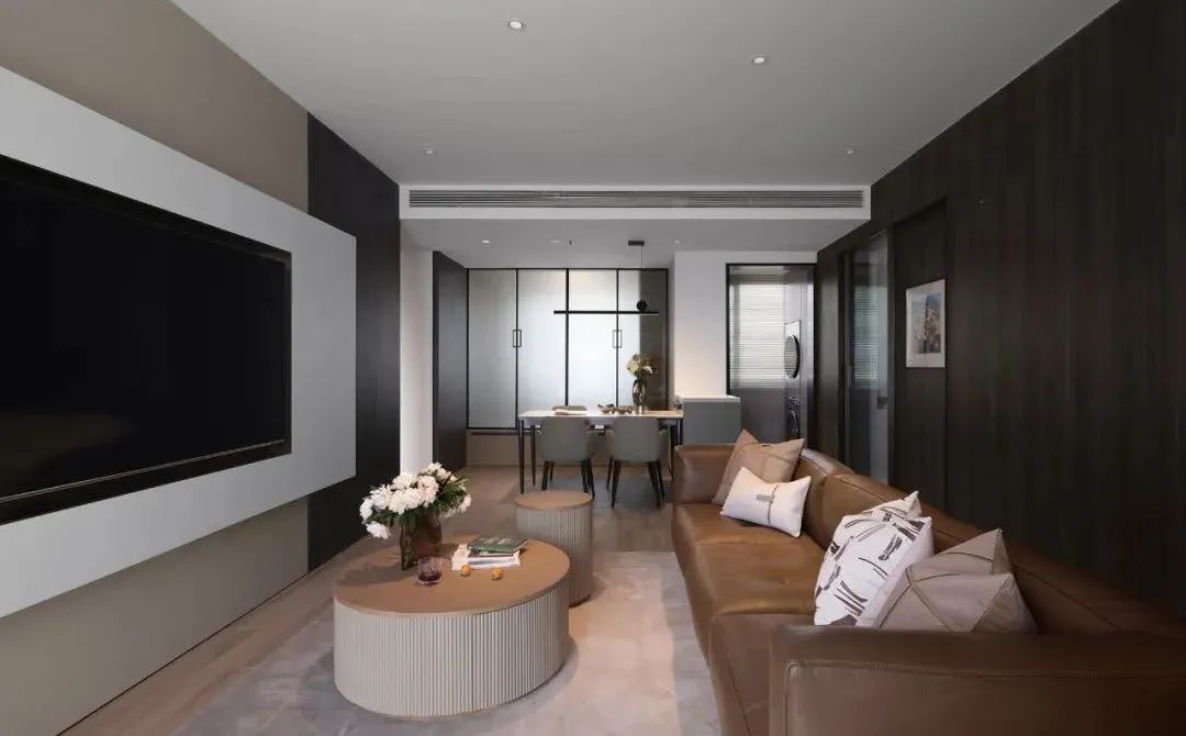 卧室暗色背景墙木饰面,木饰面装修暗色房间搭配效果