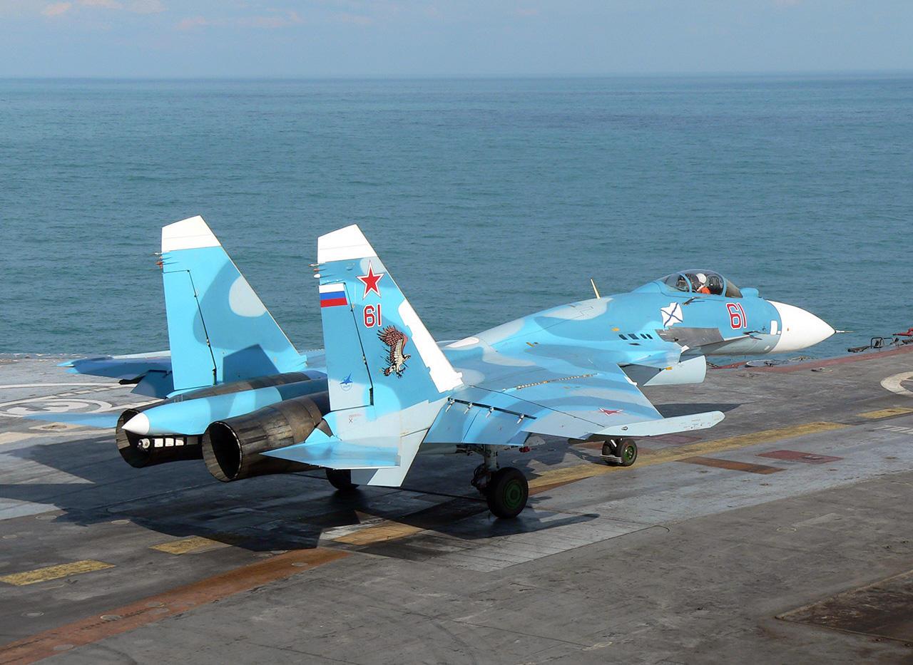 歼15舰载机对比f18超级大黄蜂,中国航母下一代国产舰载机歼15