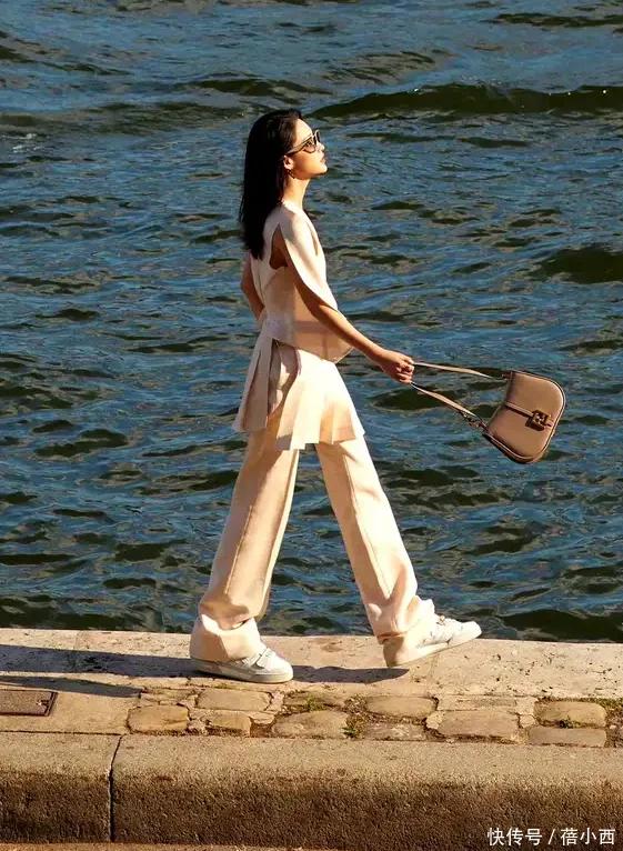 李沁时尚复古呈现清爽夏日午后,李沁现身北京机场穿粉色套装