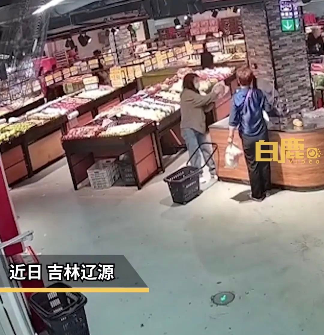 女子超市偷俩榴莲淡定装包带走,女子超市偷榴莲装包带走