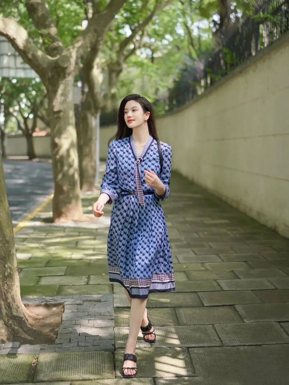 今年流行的连衣裙让你穿出女神范,穿春款连衣裙适合穿啥裤子