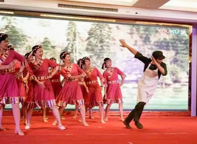 海南岛上艺术之花--“芳华艺术团”取名花絮