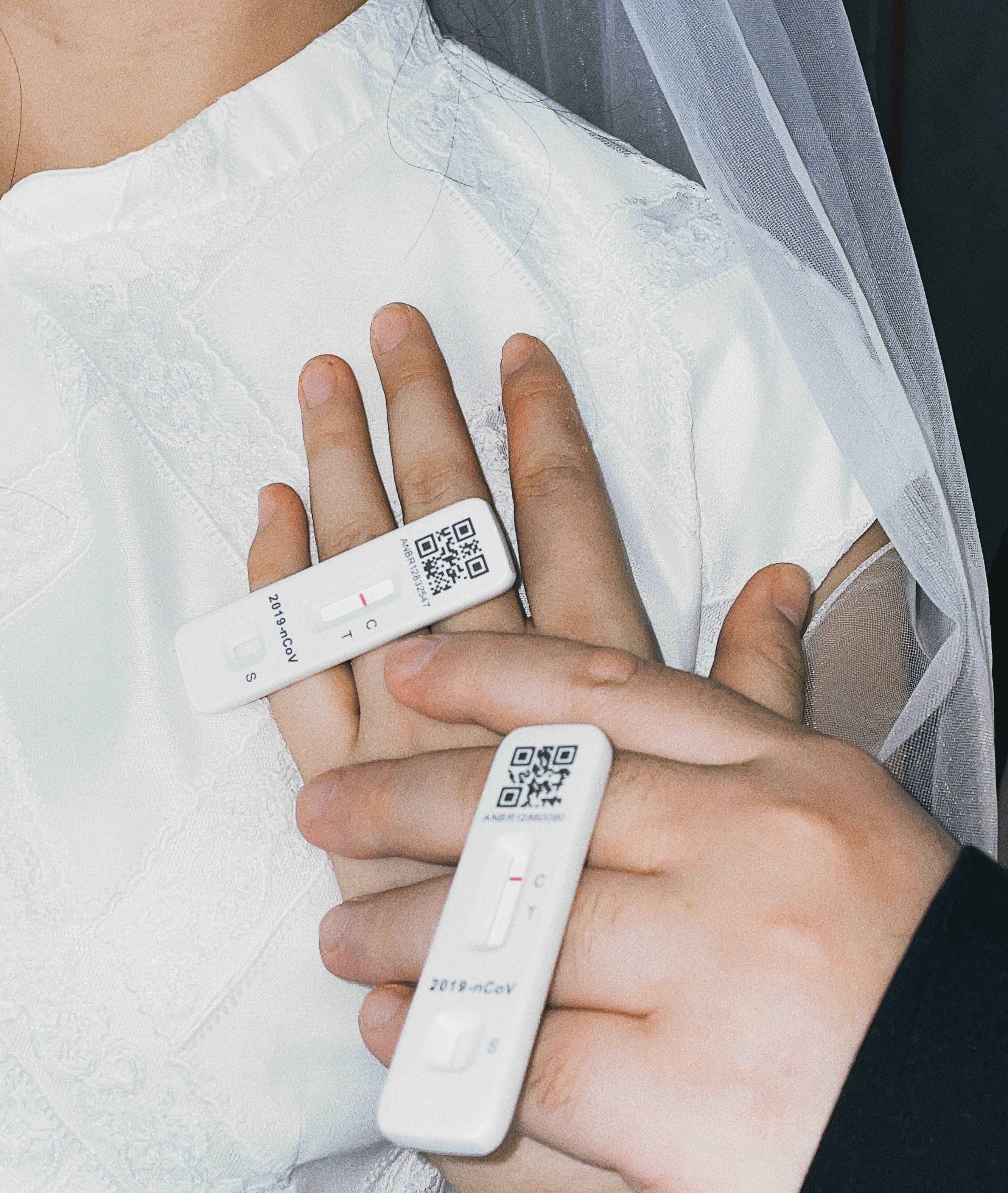 小区封闭式婚礼邻居围观,新人结婚用西兰花做捧花