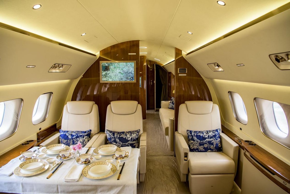 内马尔c罗的座驾谁更强,c罗和梅西还有内马尔开什么车