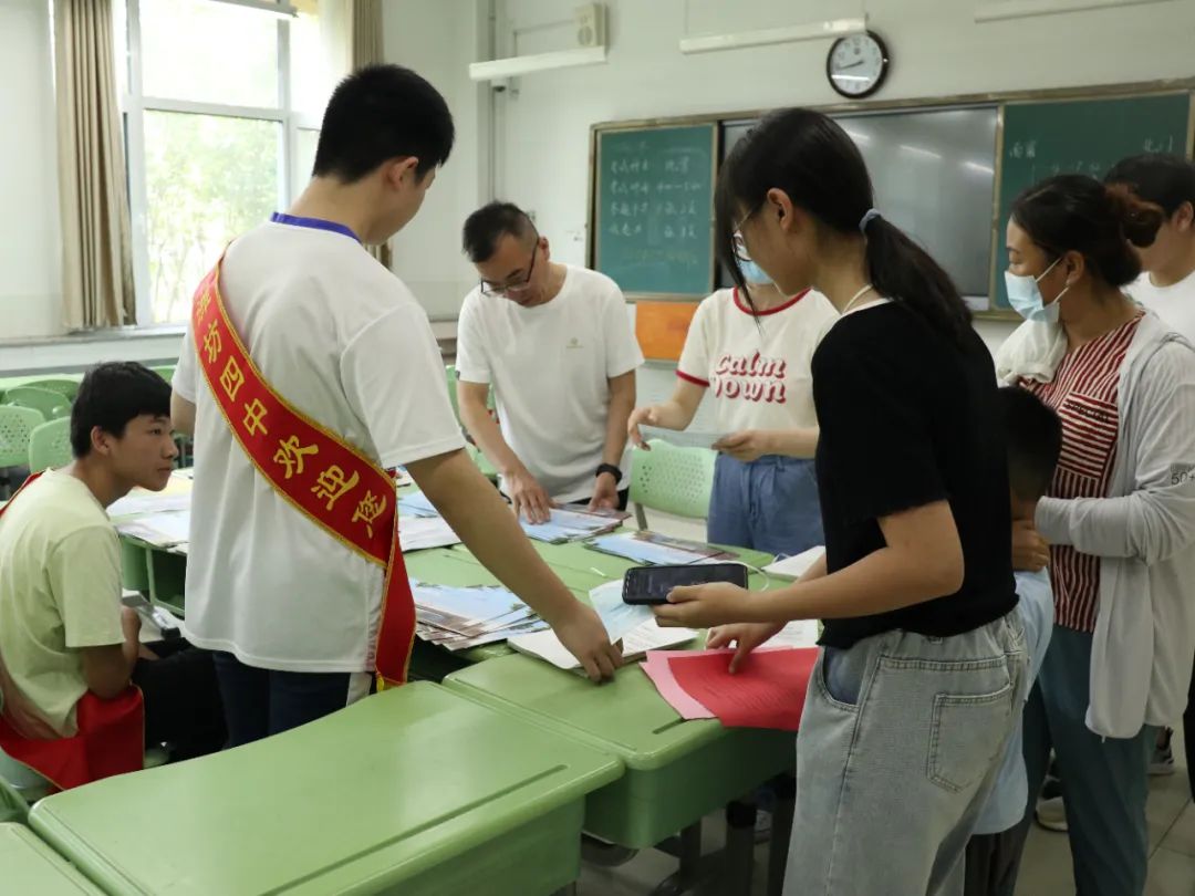 潍坊四中新生带什么,潍坊四中新生报到费用