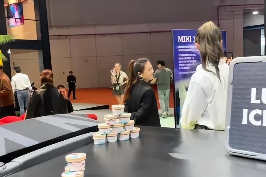 一盒冰激凌,将崇洋媚外展现的淋漓尽致,女孩,你的下限在哪?