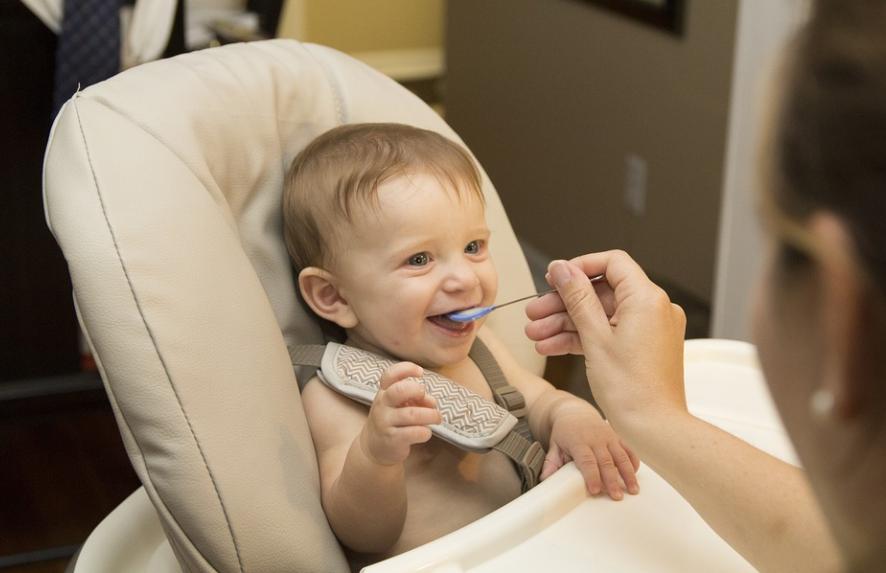 儿童餐椅实木好还是塑料的好,哪种儿童餐椅好