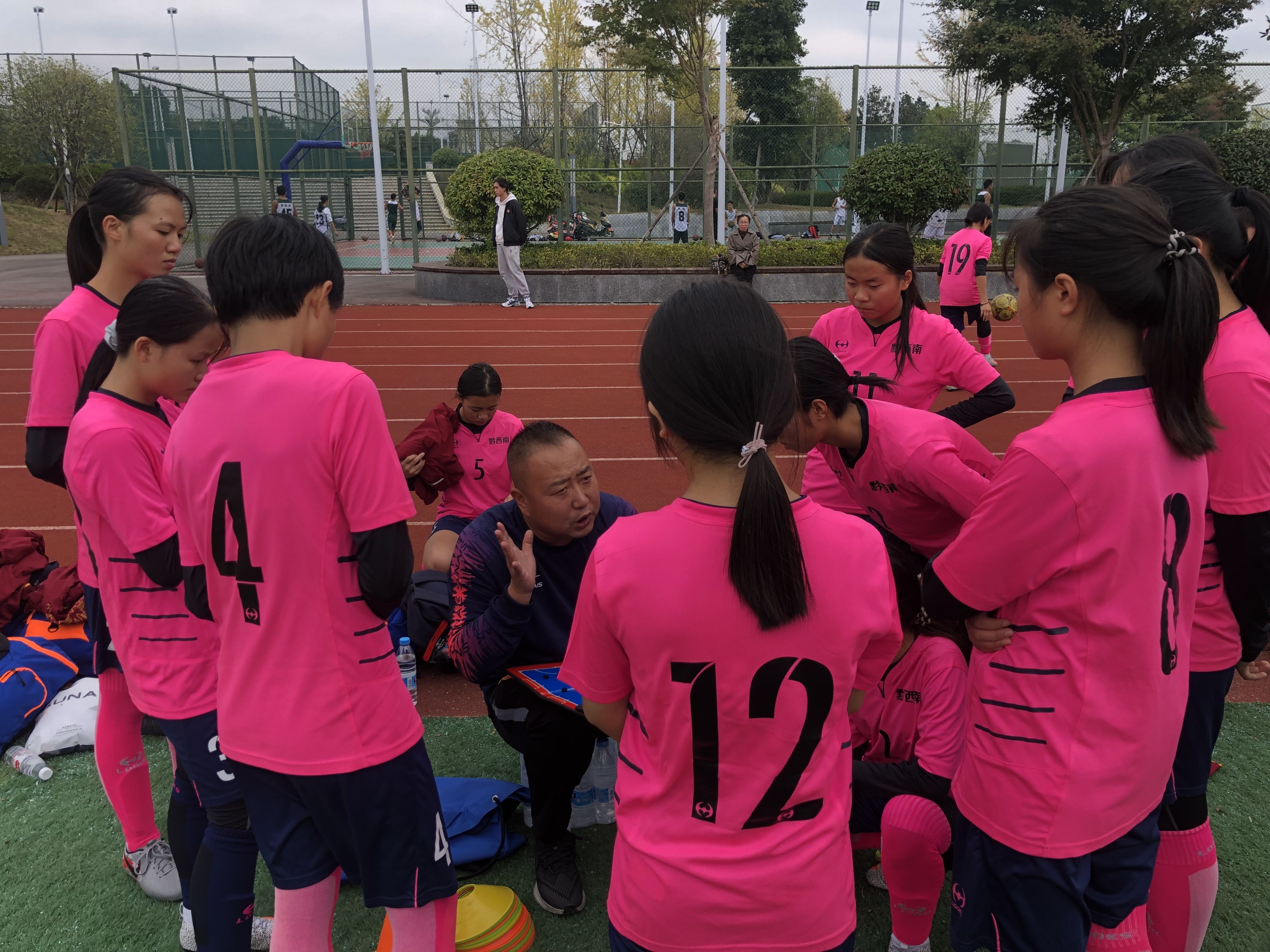 北京来的“警察老师”：踢足球、教英语，给山里的孩子打开一扇窗