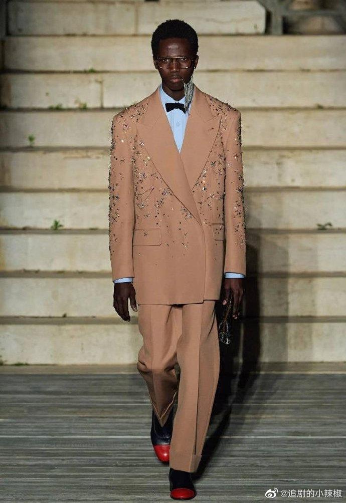 撸到同款已不算啥，撸到同一只才叫“牛好”！肖战这带动力绝了