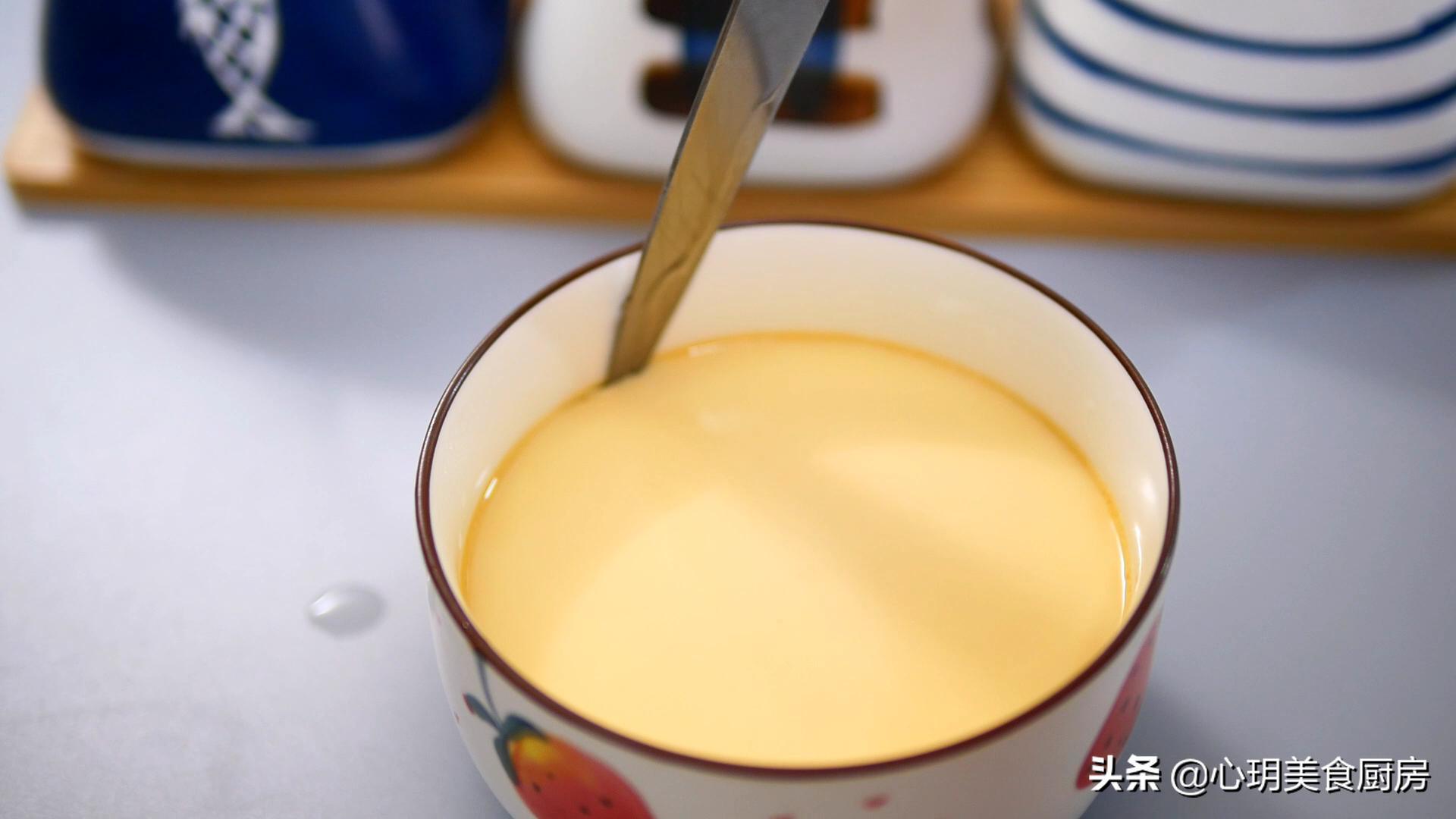 一瓶牛奶两个鸡蛋，教你在家自制焦糖布丁，孩子说：比吃豆腐还嫩