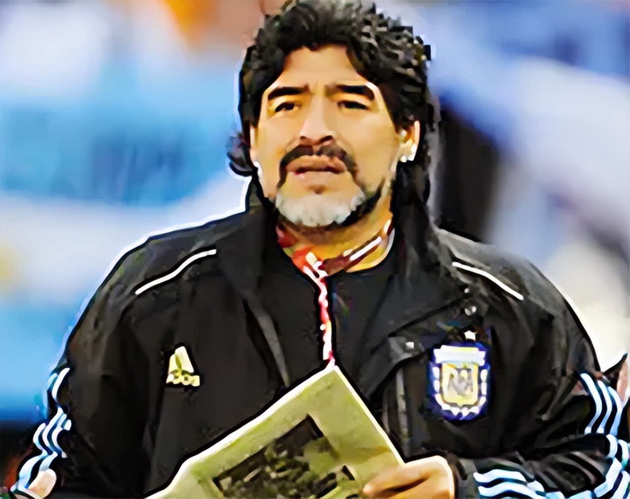 20年马拉多纳60大寿的最后露面:走路踉跄,3天后因头部撞击入院