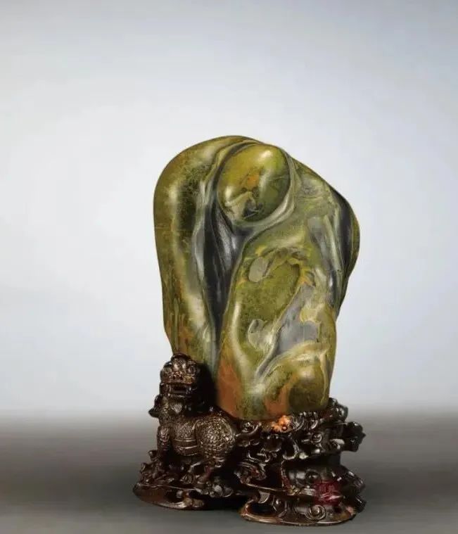 爱好者痴迷奇石,对奇石痴迷的人