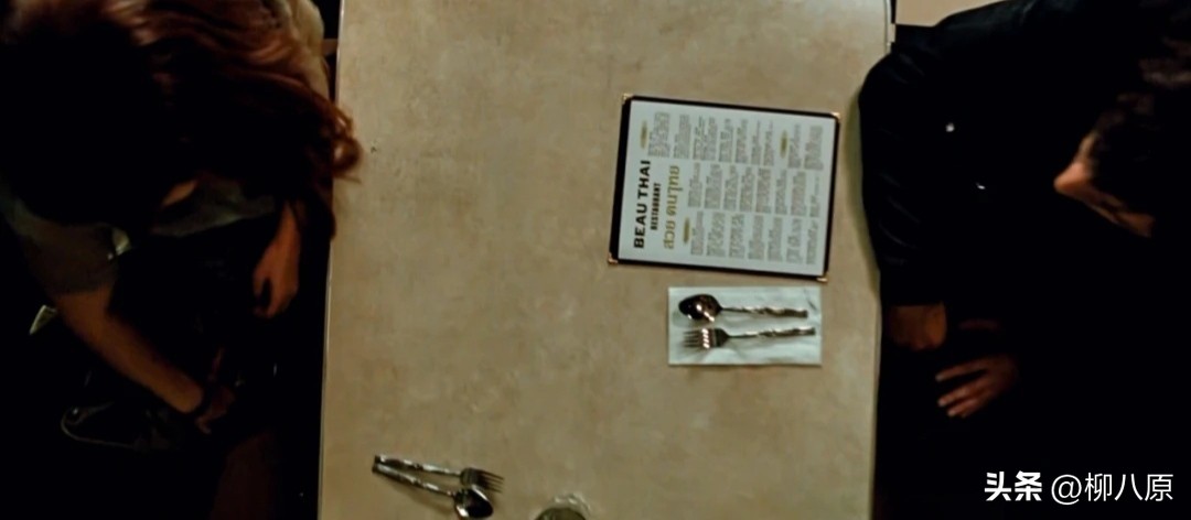 独特的空间连接方式,加上非线性时间线,创造出真实的角色情感