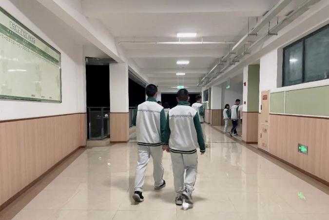 以一日之力，应朝阳之功——记乐山东辰高中部的一天