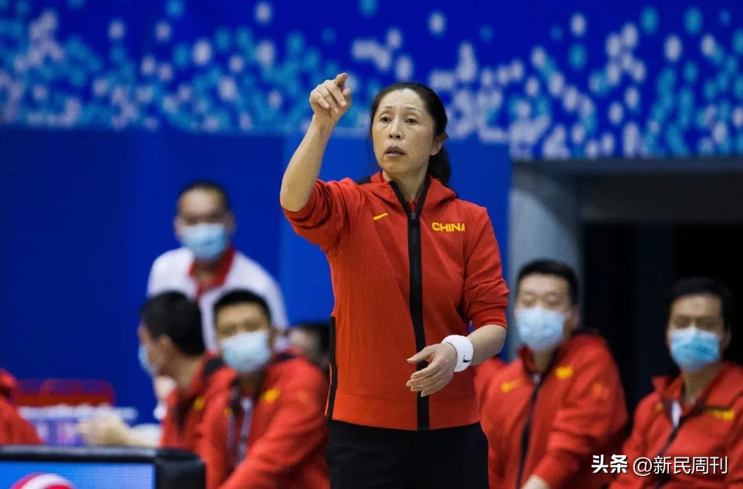 女篮世界杯郑薇教练布置战术,水庆霞为啥不能当女足教练