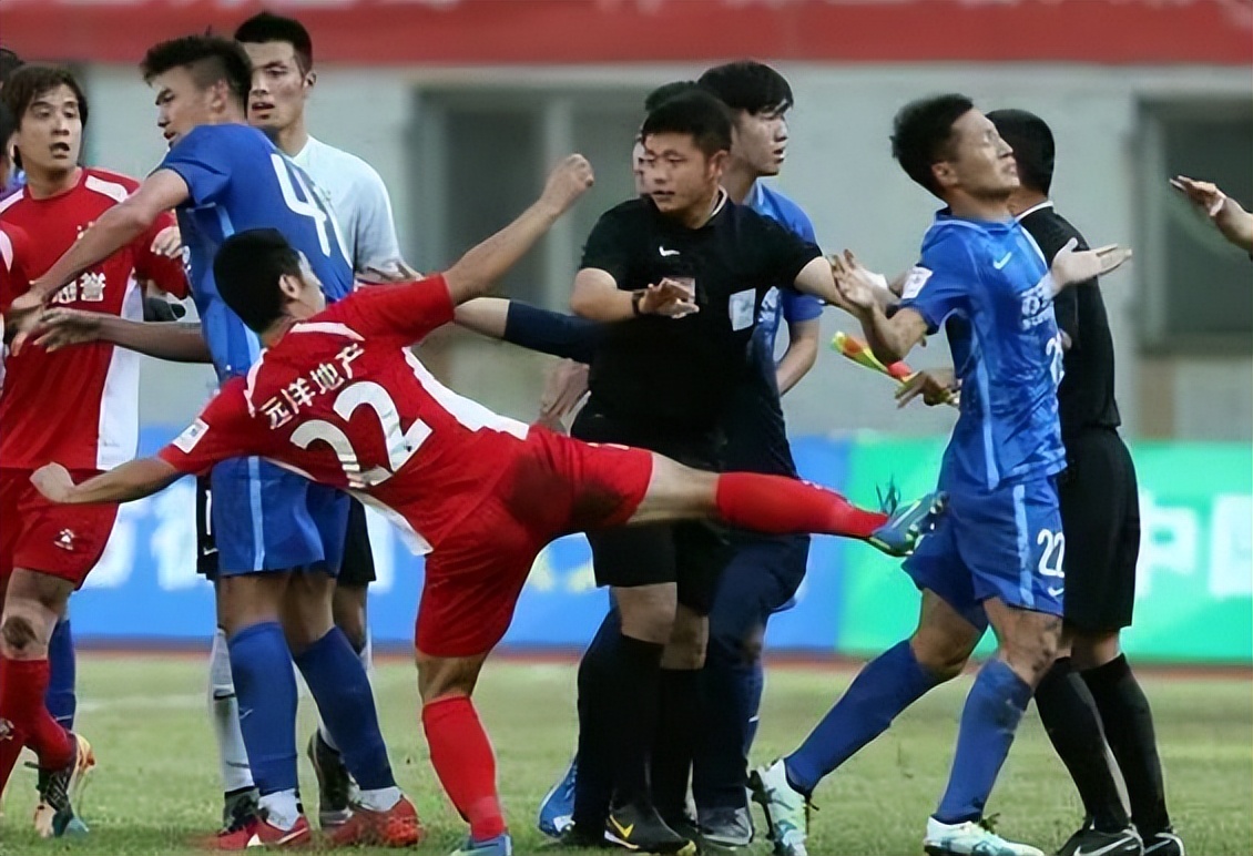 足球场上暴打裁判的瞬间,足坛十大暴打裁判