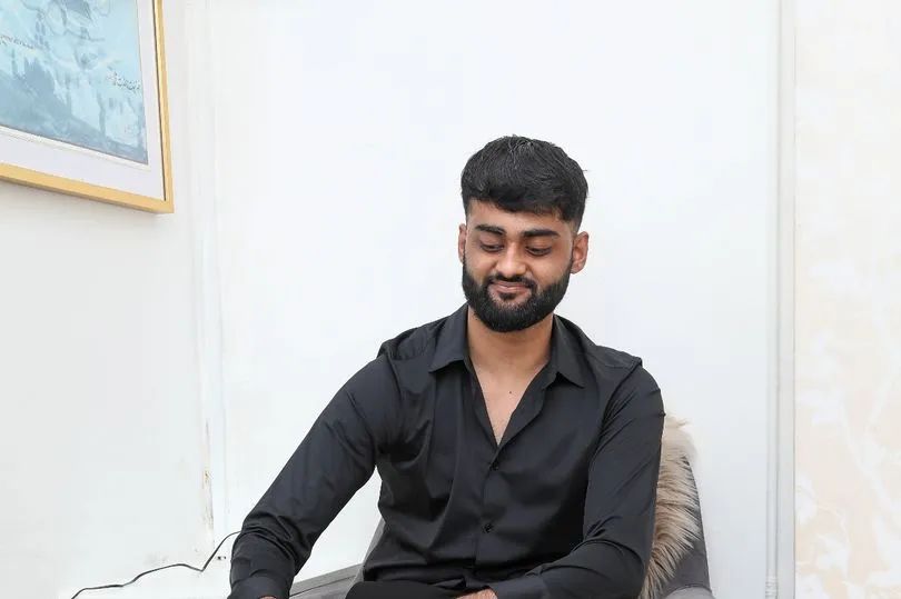 男子踢球摔倒经抢救无效死亡,男子受伤后踢球