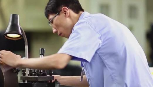 美国开出1000万天价年薪，只为挖走中国一名普通技校生！