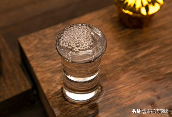 男子拿几十瓶茅台鉴定全部是假的,男子鉴定茅台几十瓶假酒