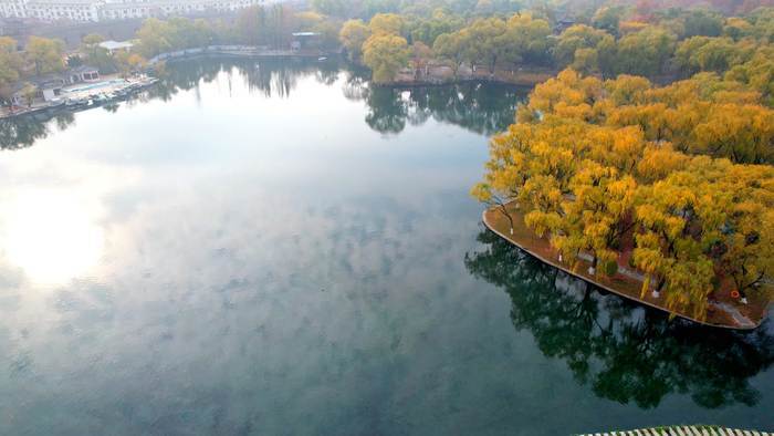 深秋的济南趵突泉公园五彩斑斓,济南趵突泉泉水欢涌游人如织