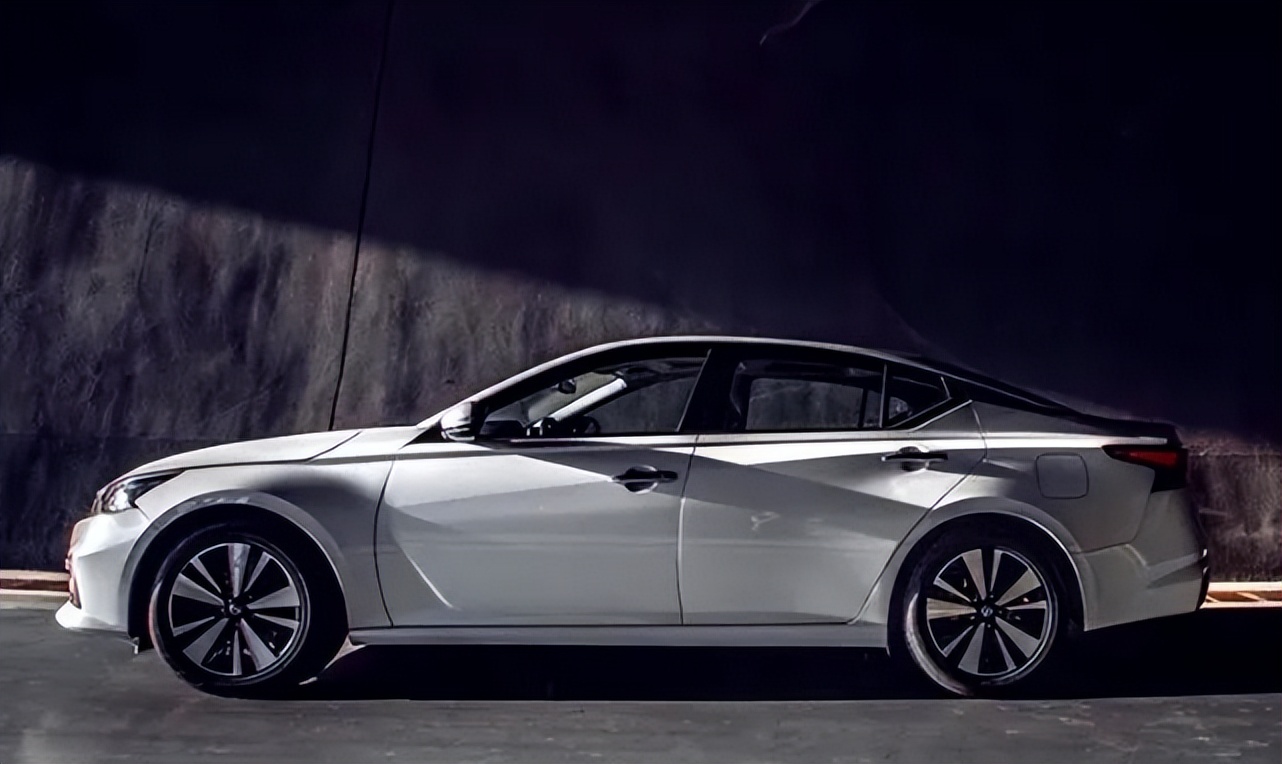 日产重启“天籁公爵”，V6回归，激光大灯+刀锋包围，高级感爆棚