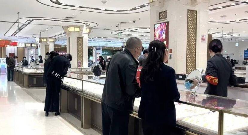 暴风眼全景,探访黄金品牌店聚集地