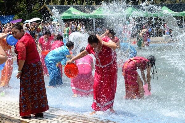 2010西双版纳傣族万人泼水节,西双版纳万人泼水节狂欢