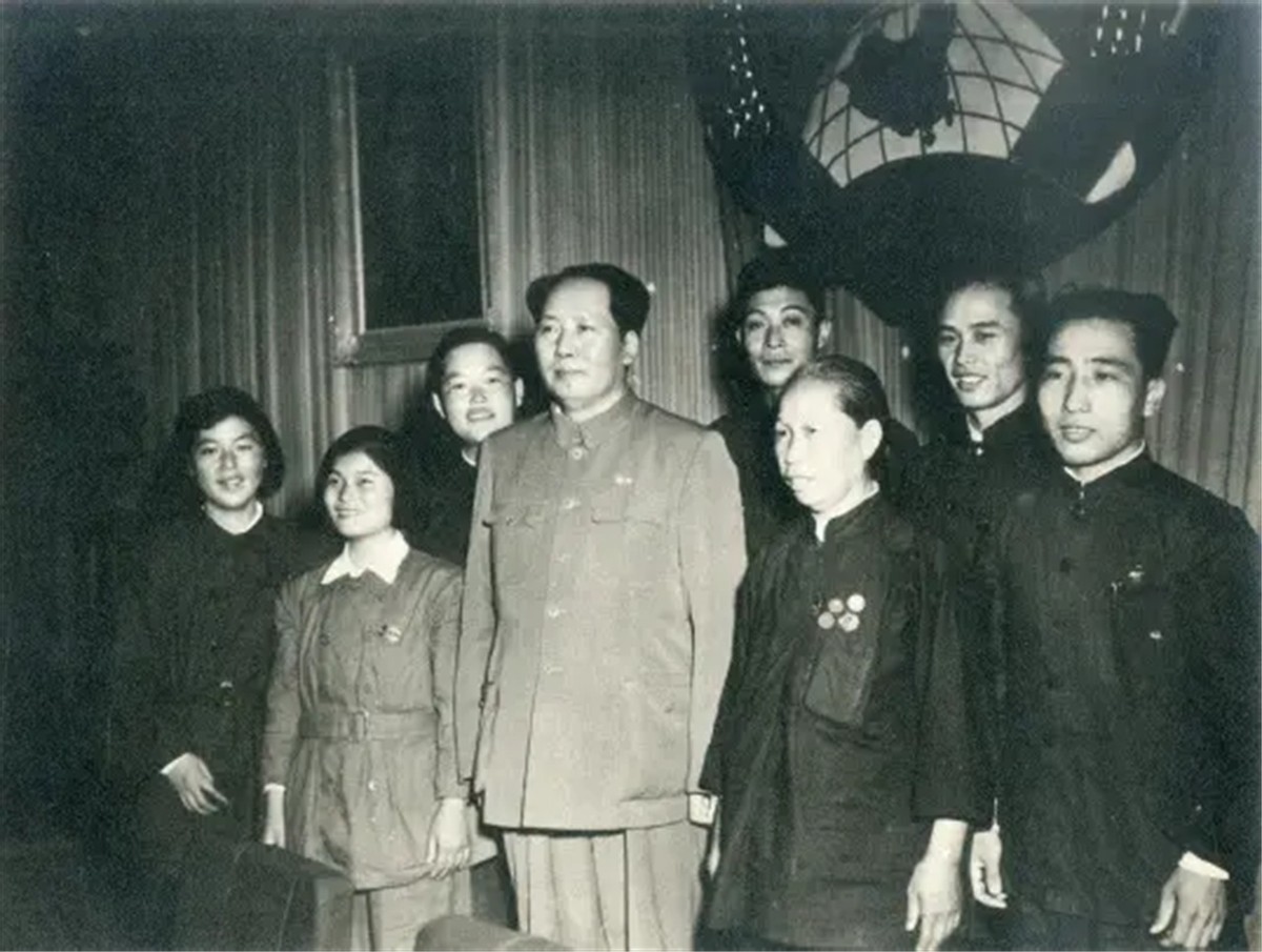 1976年毛主席逝世前,曾交代张玉凤:你要时常到我的坟上看望