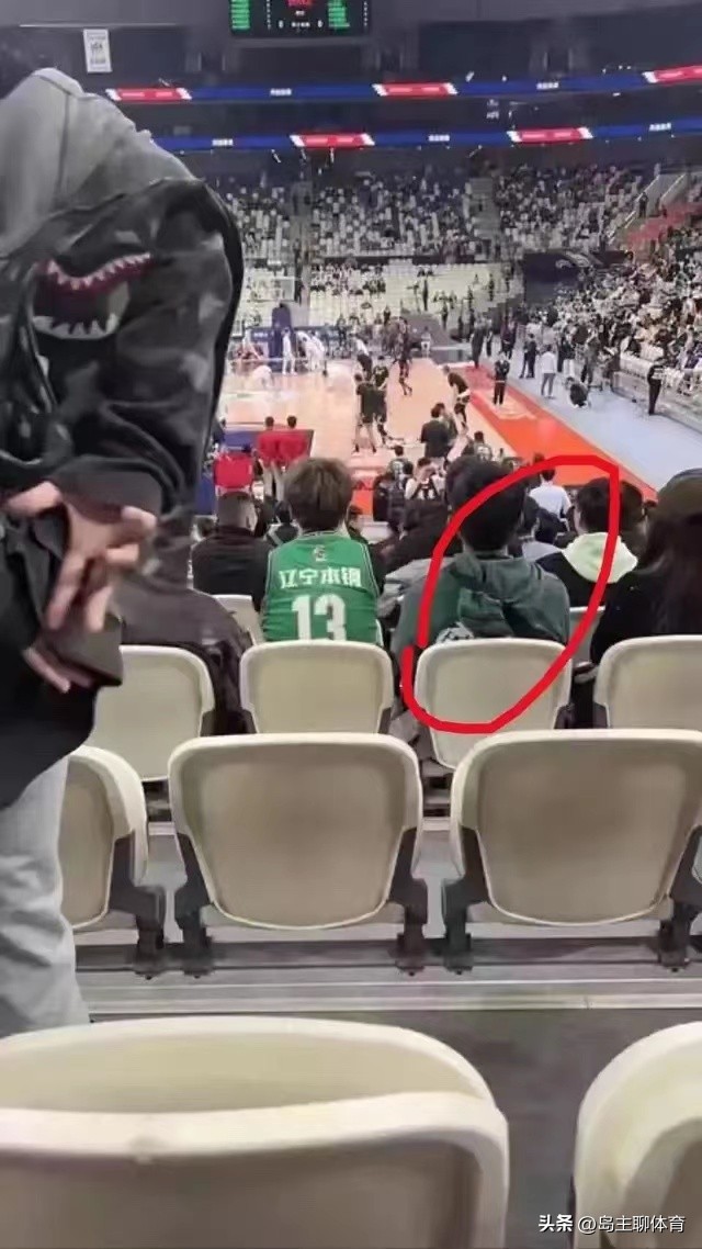 胡明轩挥拳回应球迷辱骂,上海球迷骂胡明轩