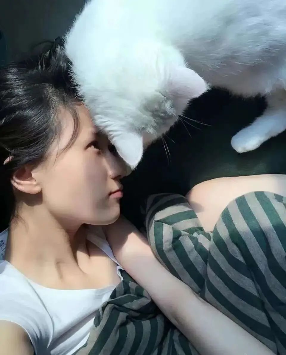 官宣生子后，她被骂上热搜，网友：“母狗，别再装了！”