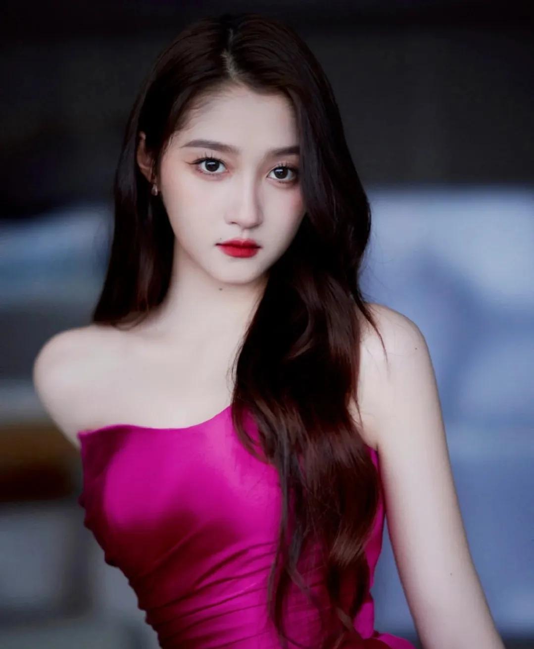 关晓彤刘海撩上去贴头皮造型,关晓彤有刘海也没刘海