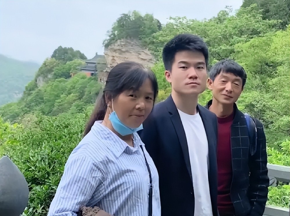 从读不好英文到双语博主，揭秘“小镇做题家”董宇辉的逆袭人生