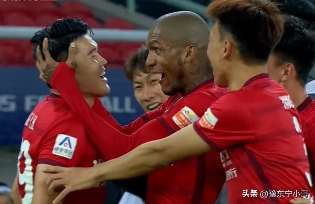 科爹敬礼已经成为航体新的庆祝方式,球迷们还想看见钟义浩的滑轨