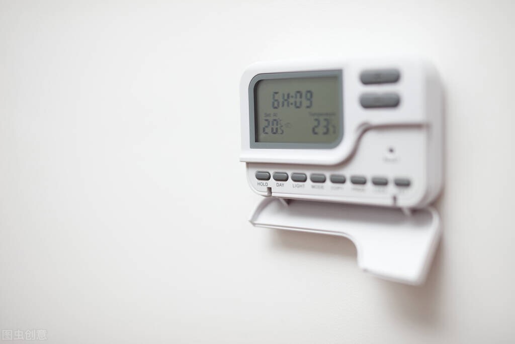 地暖屋里干燥放盆水有用吗,冬天屋内地暖太干