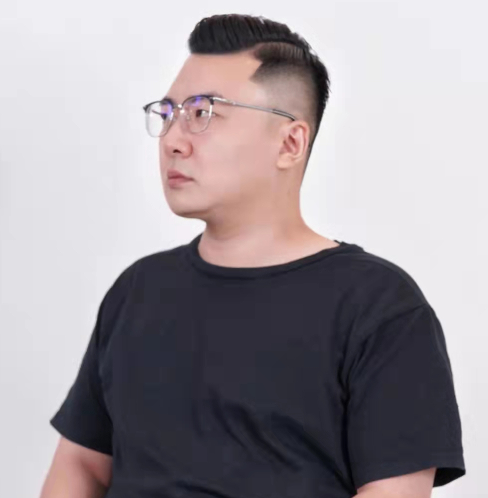 男人到40岁要理什么发型才更好看,男人过了40岁发型这样剪精神帅气