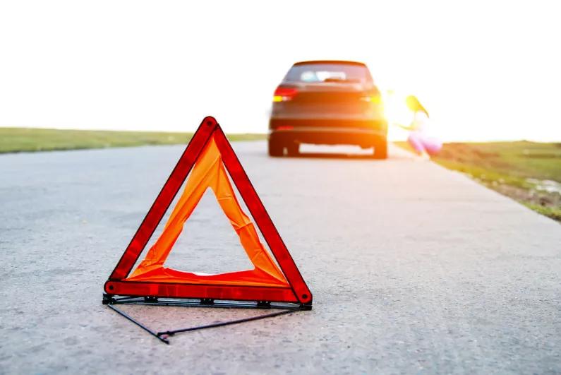 汽车爆胎怎么换胎视频教程,高速爆胎能自己换备胎吗