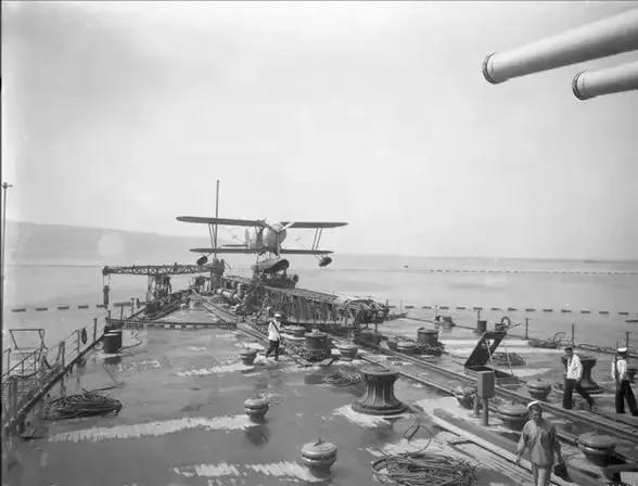 浅谈“罗马号”战列舰，制导*器武**的第一位受害者