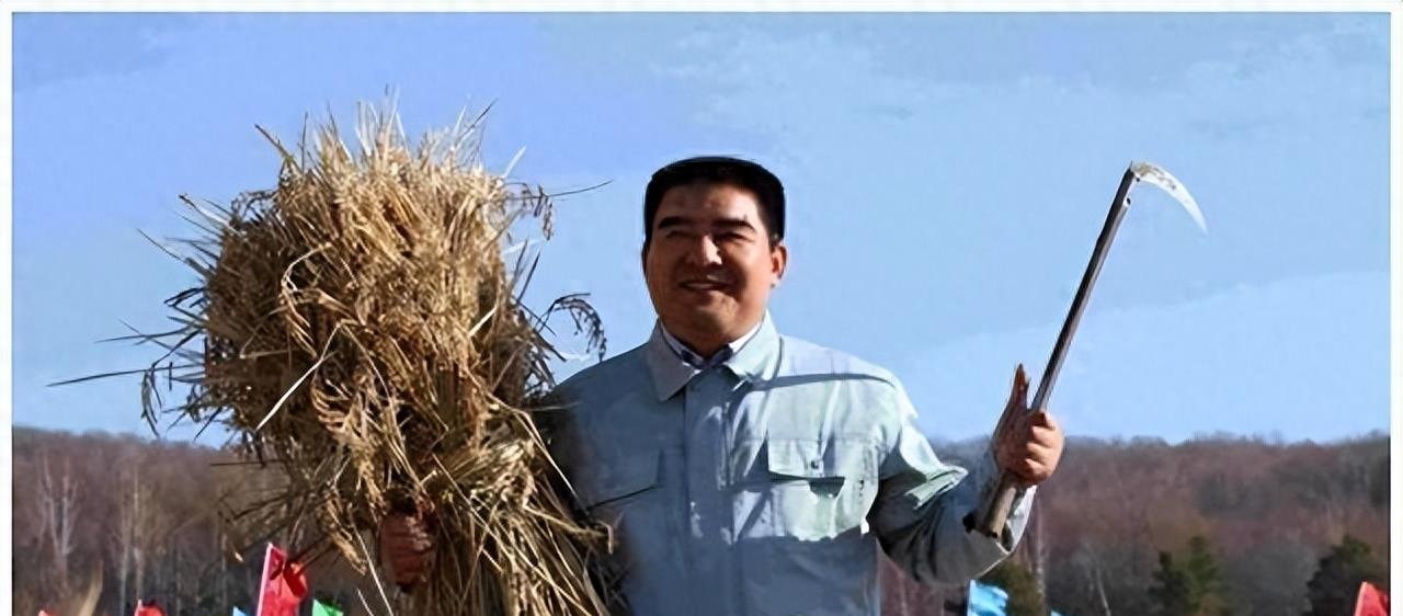 他把现金堆成山，高调捐款20亿后“消失”，如今出现在家种地？