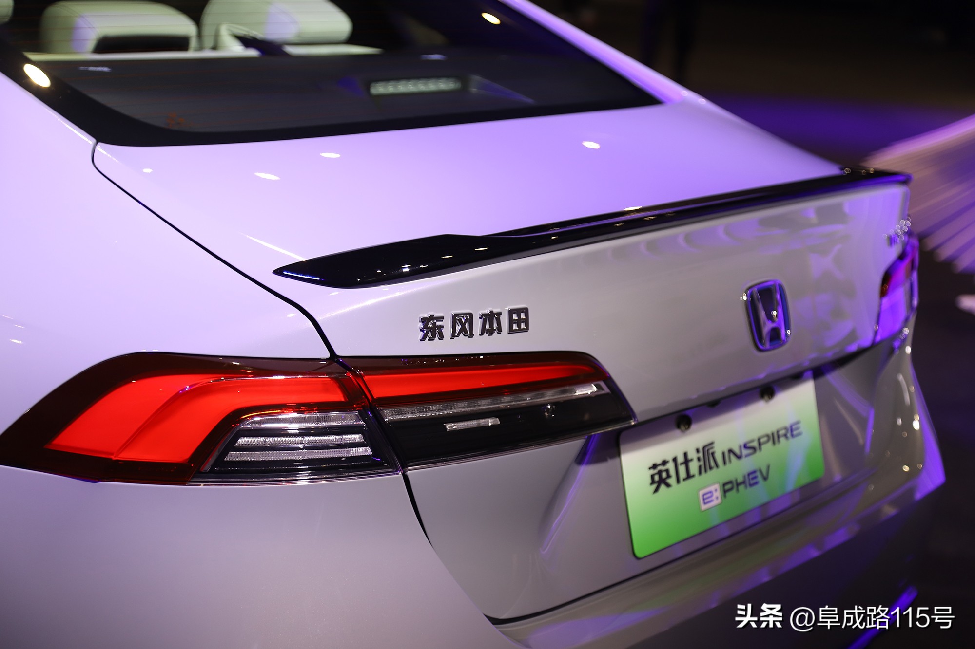 2018款本田英仕派,2022款本田英仕派黑白双拼外观