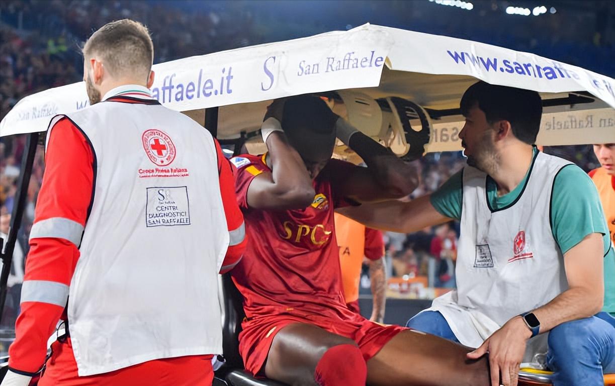 补时14分钟,依然无法阻挡穆里尼奥前进,哨响后,迪巴拉闭上眼睛