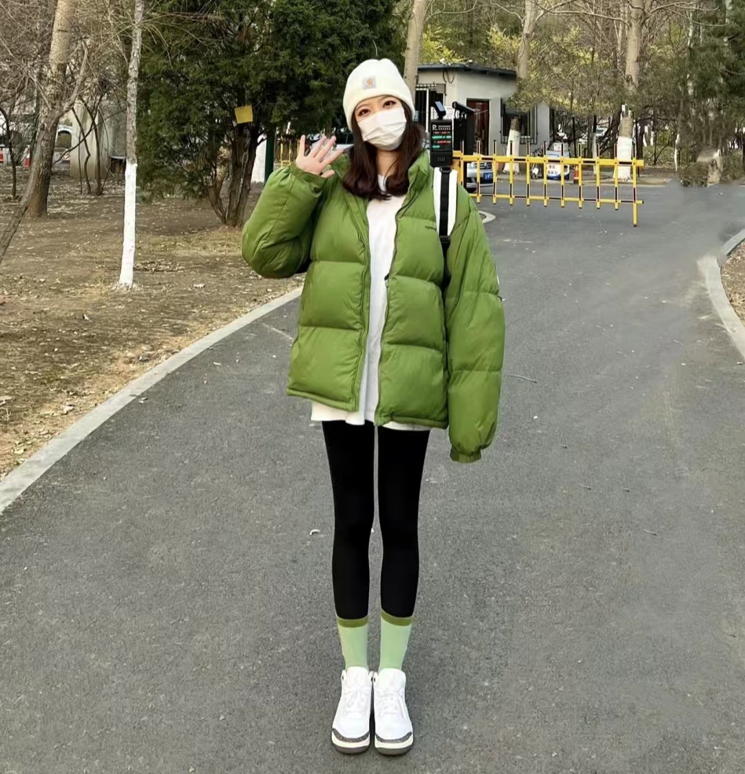 冬季穿什么颜色的羽绒服最百搭,流行的冬季羽绒服颜色搭配