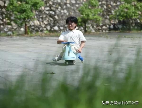 扭扭车男孩张亮考哪个学校,扭扭车少年张亮是哪年参加高考的