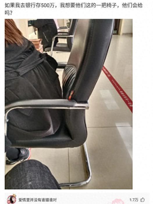 突然冒出一片气泡,突然冒了小小的水泡泡