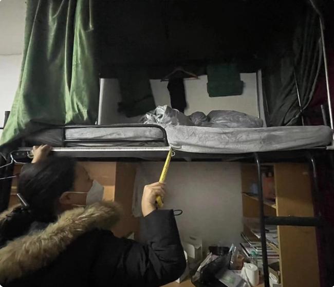 女生宿舍上铺摔下来,女生从宿舍上铺摔下致死