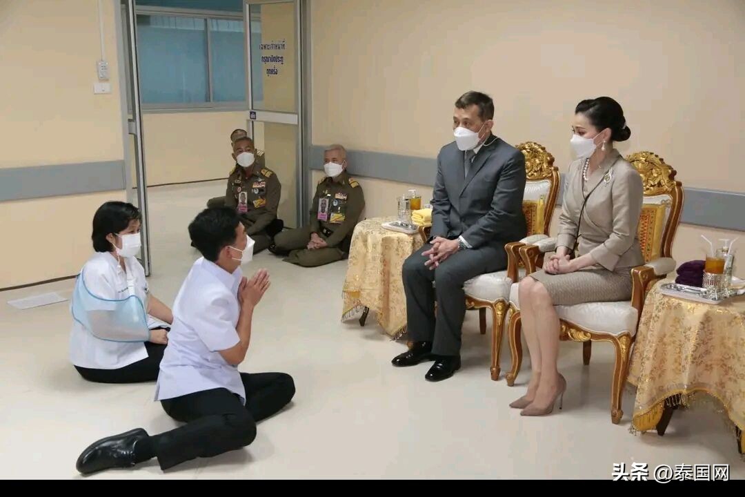 泰国国王王后慰问枪击案家属视频,泰国国王枪杀事件