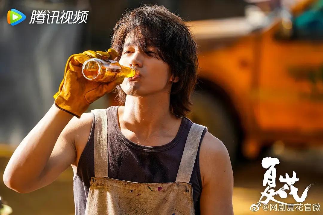 在乍暖还寒的初春,《夏花》裹挟着炎夏中的丝丝凉意上线了。