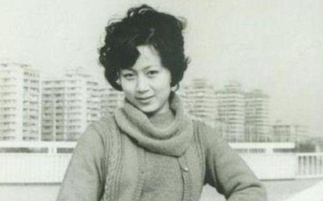 打工为余秋雨治病，为省1元走夜路摔下水道，13年后夫娶年轻女星