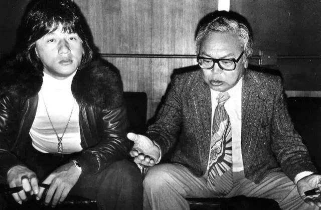 割完单眼皮就好事不断的6位港星，成龙脱胎换骨，甄子丹迅速起飞